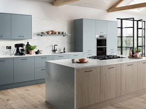Kitchen in Valore Mood Grey (Smooth) and Valore Urban Oak